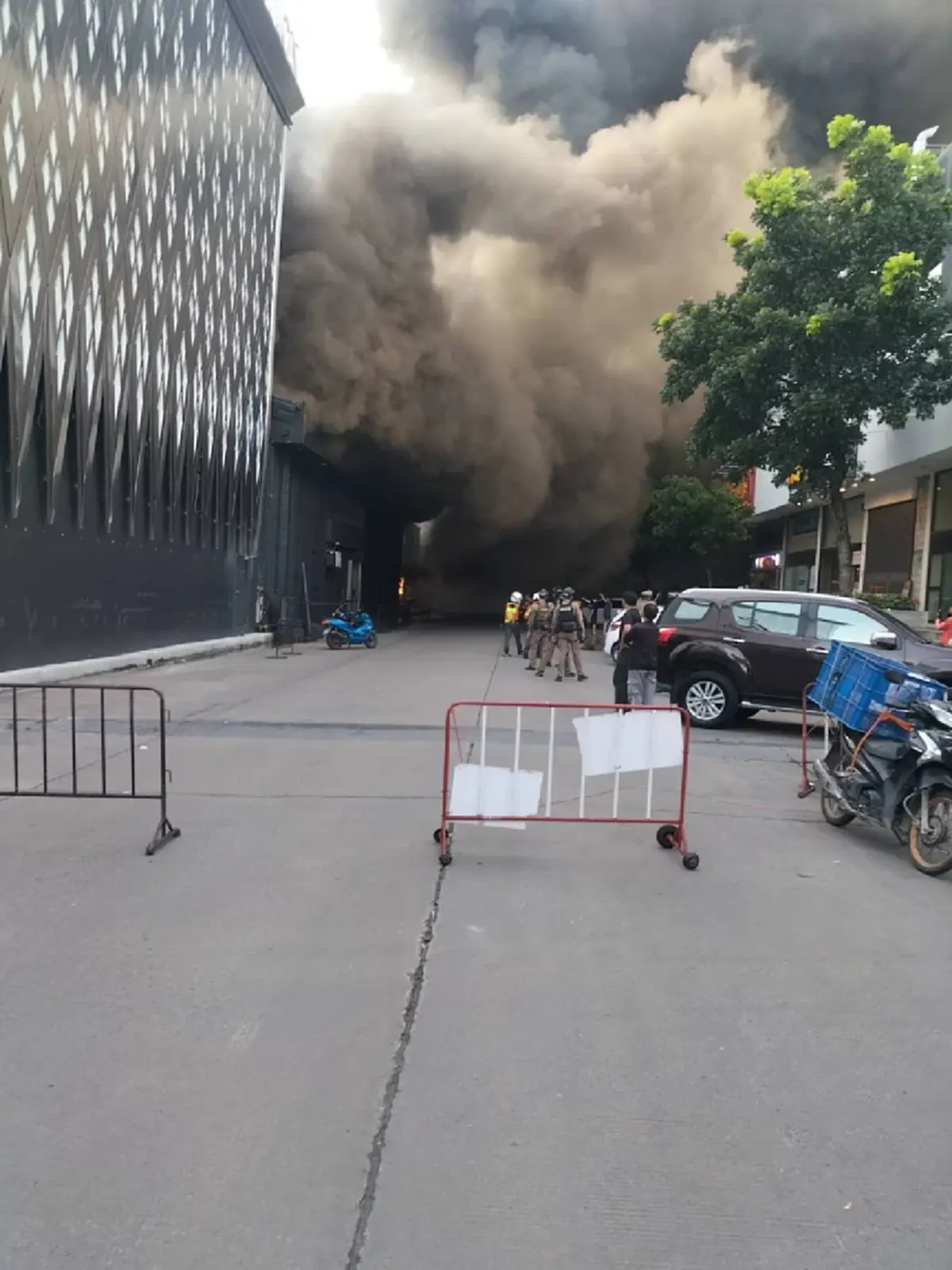 ด่วน! ไฟไหม้ร้านดัง RCA เพลิงลุกโหมหนัก กลุ่มควันพวยพุ่ง