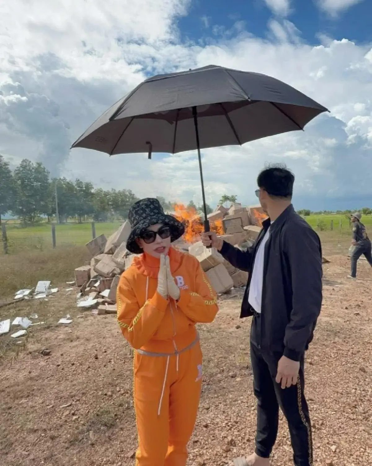 อินฟลูฯ เขมร เผาสินค้าไทย ล่าสุดร่ำไห้ ผัวบอกเลิก ไล่ออกจากบ้าน