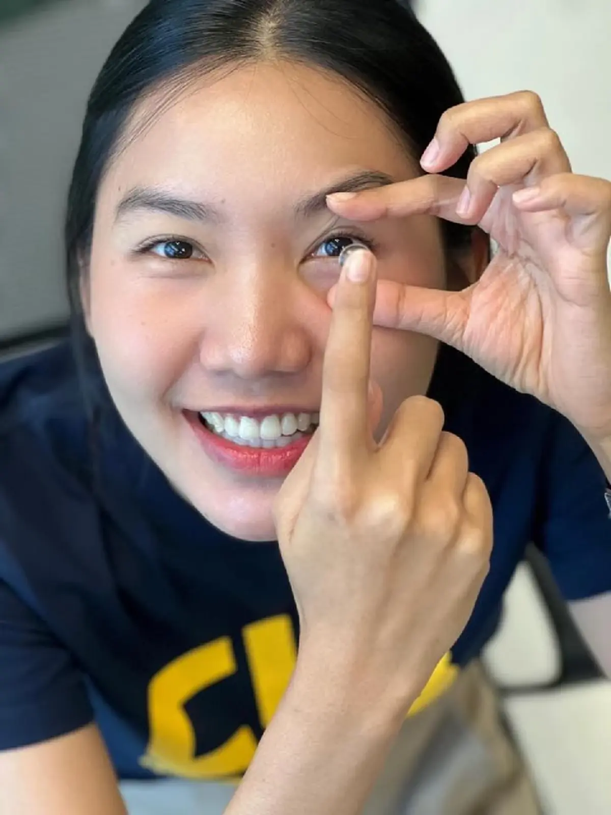 ตร.รีวิวใส่คอนแทคเลนส์ยี่ห้อดัง ที่ยึดมา ผลคือรู้เรื่องทันที