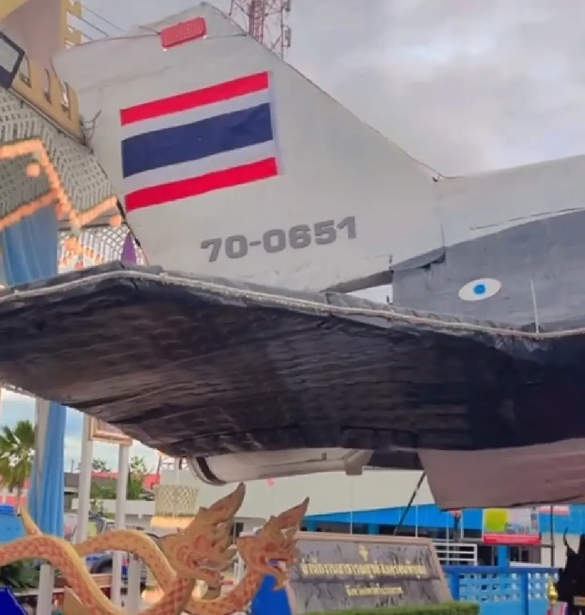 ฮือฮา เรือพระเครื่องบิน F-16 นักเสี่ยงโชคแห่ส่องเลขข้างลำ