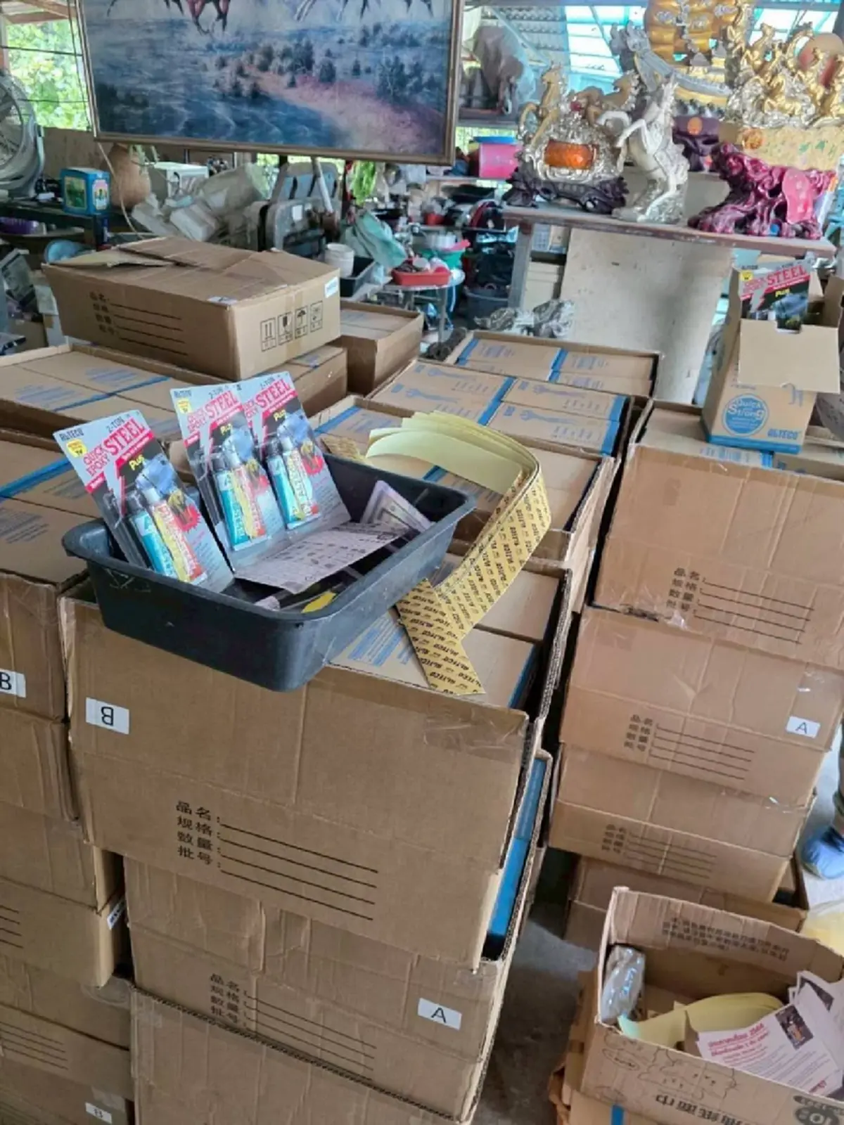 CIB ทลายแหล่งปลอมกาวตราช้าง ยึดของกลางกว่า 21,894 ชิ้น