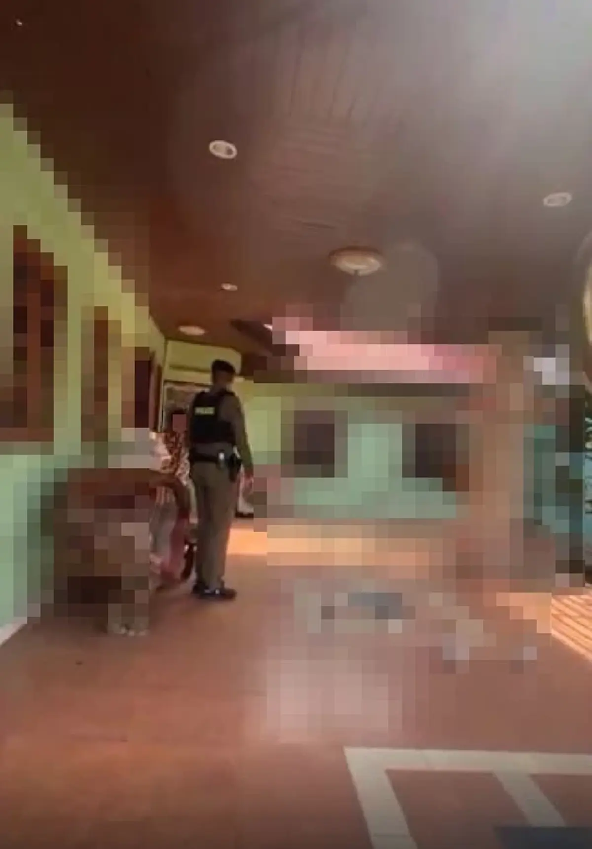 ยาย 80 ถูกแก๊งคอลฯ หลอกยับ ไม่เชื่อตำรวจจริง ต้องปีนรั้วบุกช่วย