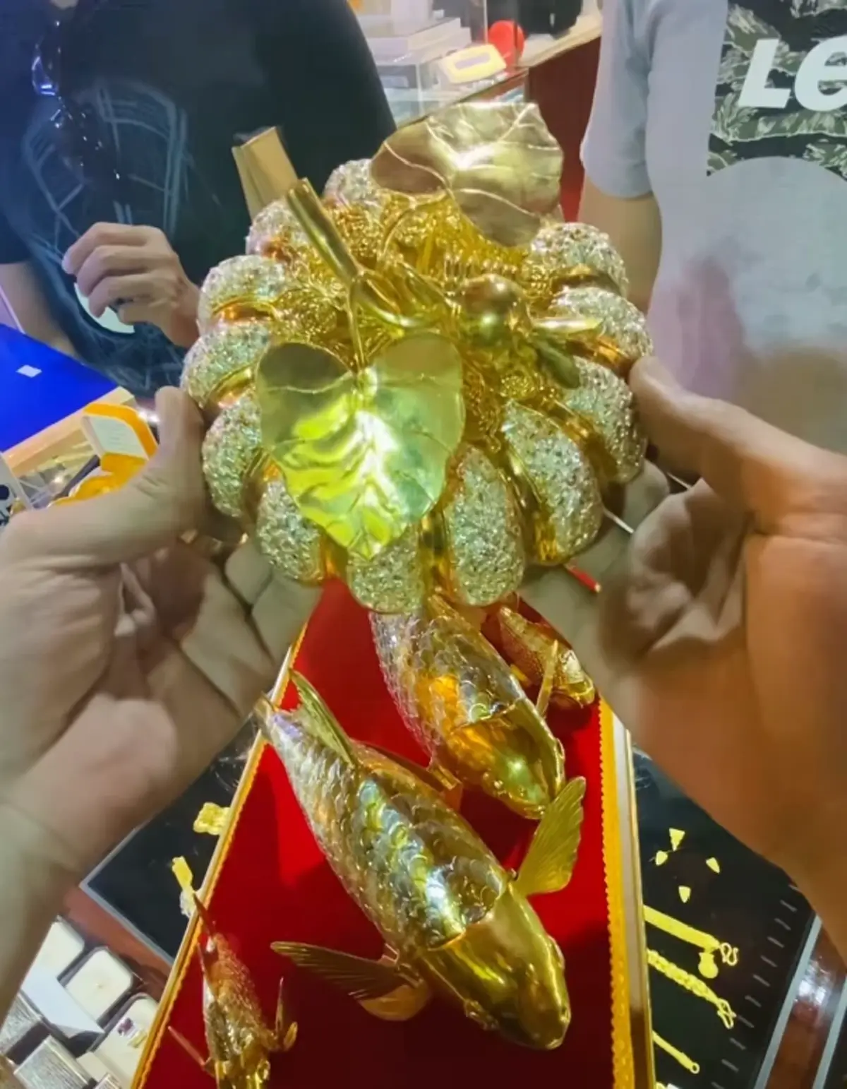 เข่าแทบทรุด ลูกค้าซื้องานฝีมือในราคาทอง 10 บาท ผ่านไป 17 ปี ถึงรู้ความจริง