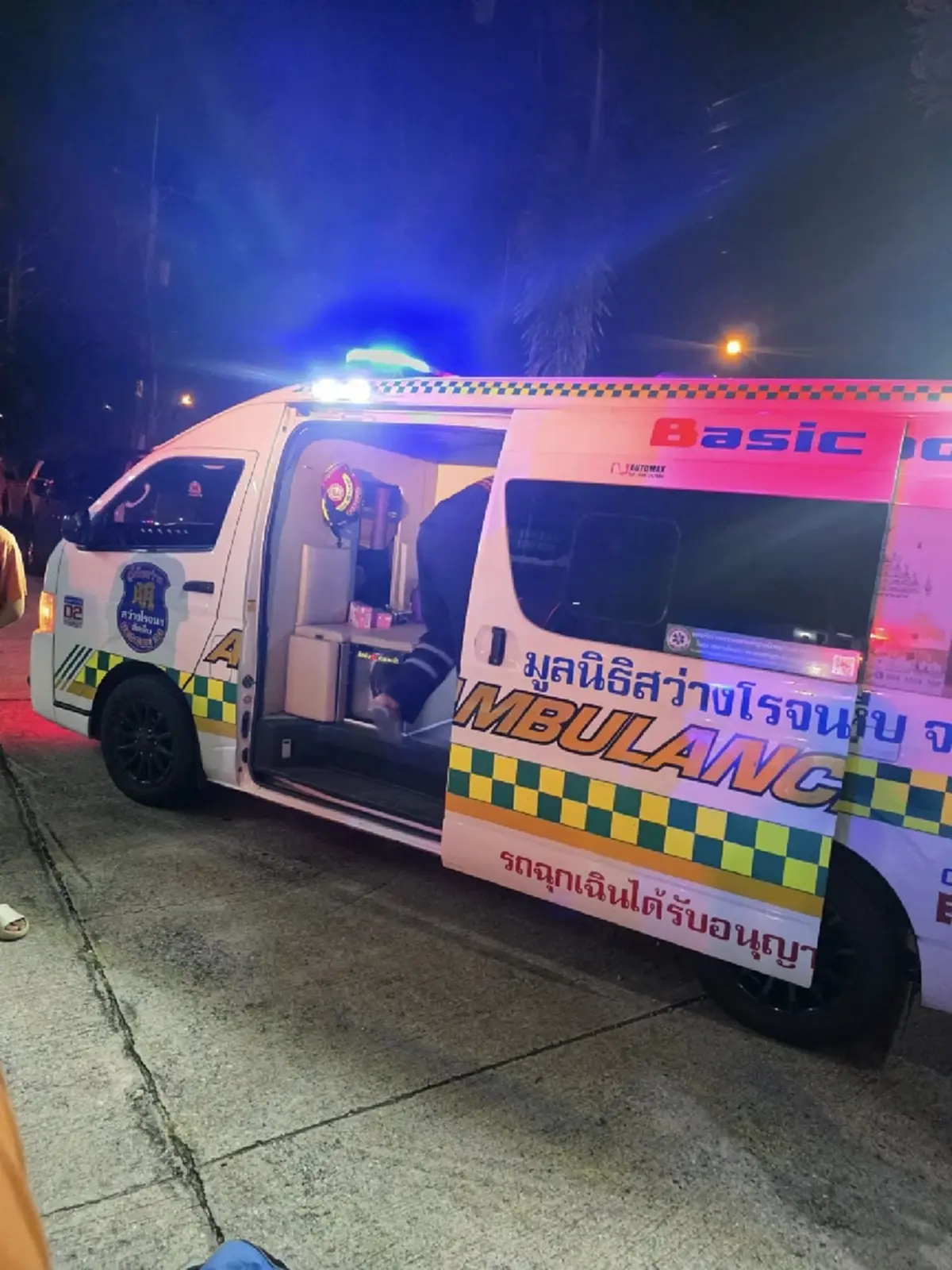 เดือด เก๋งปริศนาพุ่งชนร้าน "โอ๊ต" เซียนพระดัง ก่อนวางมวยชุลมุน