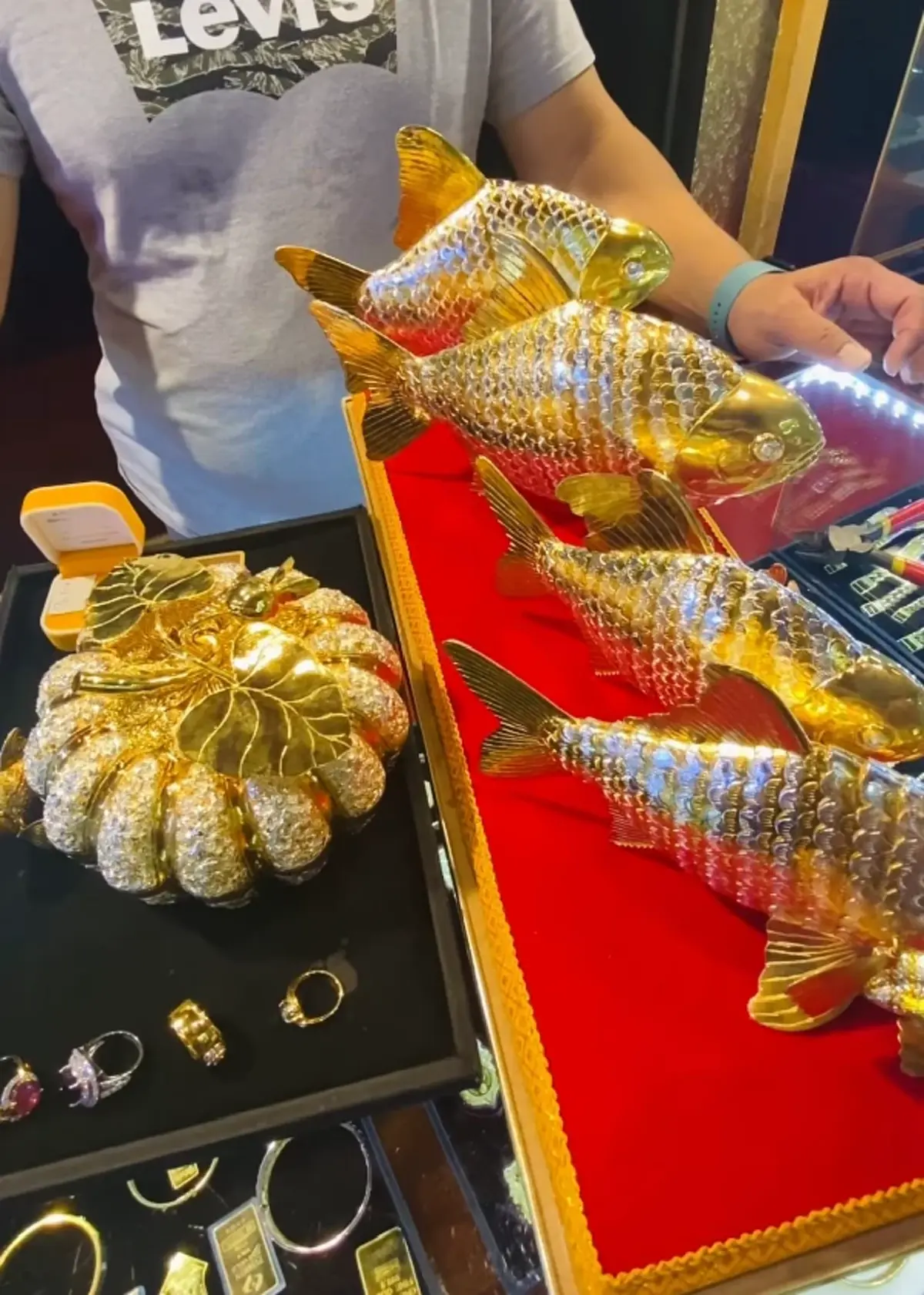 เข่าแทบทรุด ลูกค้าซื้องานฝีมือในราคาทอง 10 บาท ผ่านไป 17 ปี ถึงรู้ความจริง