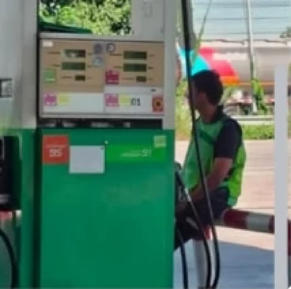 เจ้าของรถโมโห เด็กปั๊มเติมน้ำมันผิด รู้เบื้องหลังชีวิตทำสงสาร