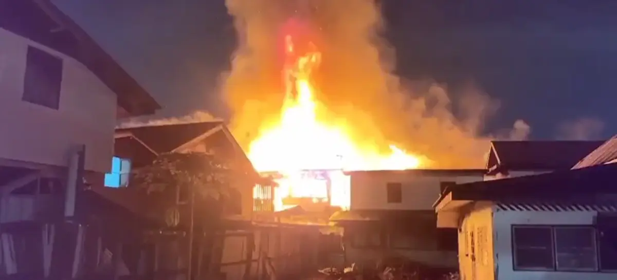 ระทึกกลางดึก ไฟไหม้ชุมชนหลังสถานีรถไฟวงเวียนใหญ่ ชาวบ้านหนีตายอลหม่าน