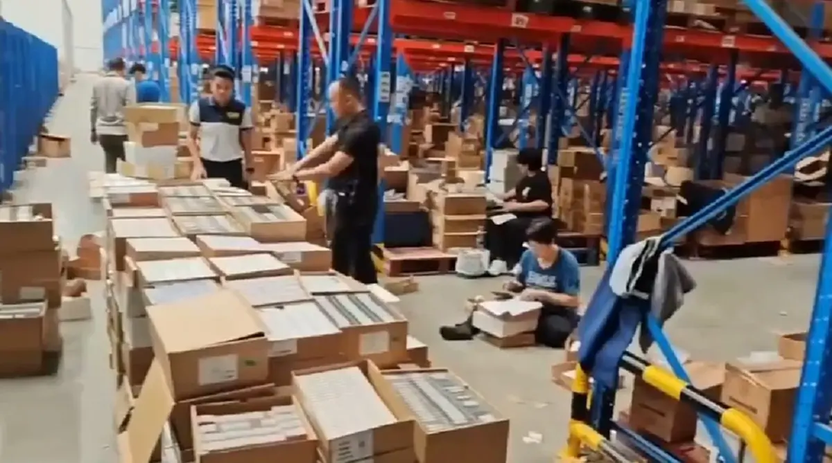 บุกยึดคอนแทคเลนส์เถื่อนยี่ห้อดัง ยึด 3 แสนชิ้น เกลี้ยง 17 ล้าน