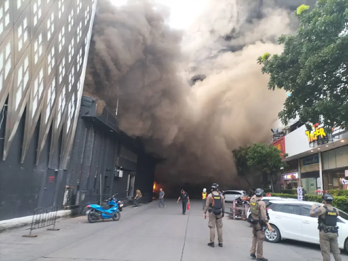 ด่วน! ไฟไหม้ร้านดัง RCA เพลิงลุกโหมหนัก กลุ่มควันพวยพุ่ง