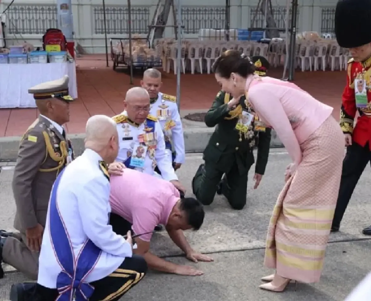 เปิดอาชีพ "ชายเสื้อชมพู" วิ่งเข้าไปในขบวนเสด็จในหลวง-พระราชินี