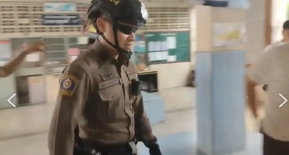 หนุ่มถือมีดก่อเหตุ ก่อนถูกยิงสวนดับ บริเวณแฟลตคลองจั่น