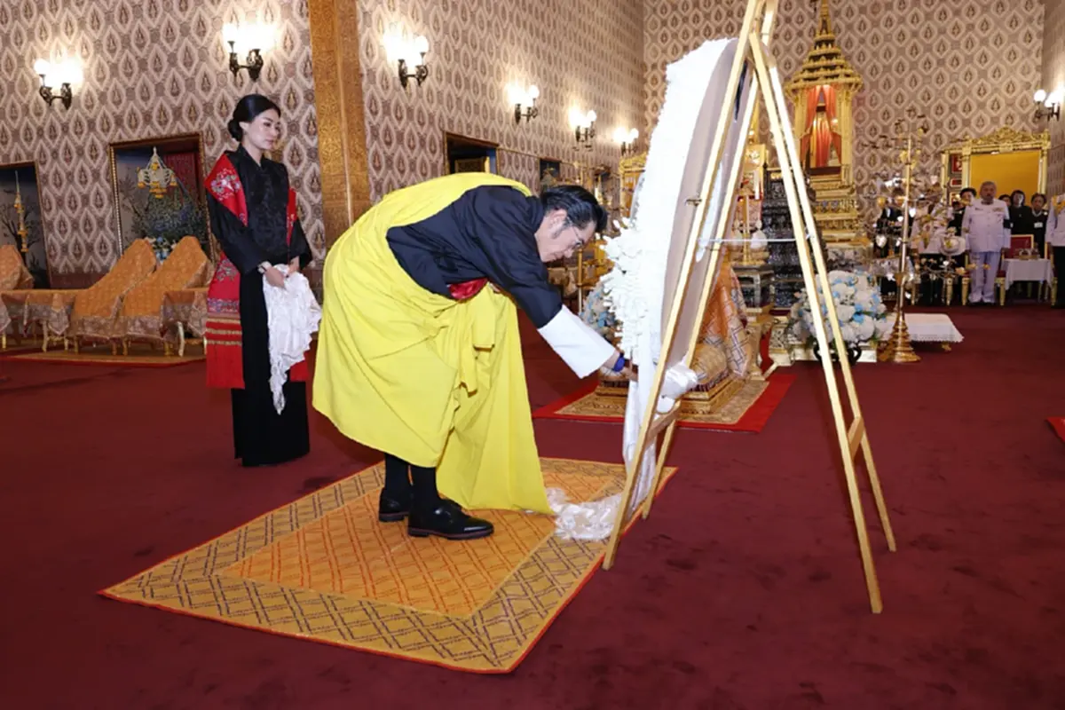 กษัตริย์จิกมี เสด็จฯเยือนไทย สักการะพระบรมศพ สมเด็จพระพันปีหลวง