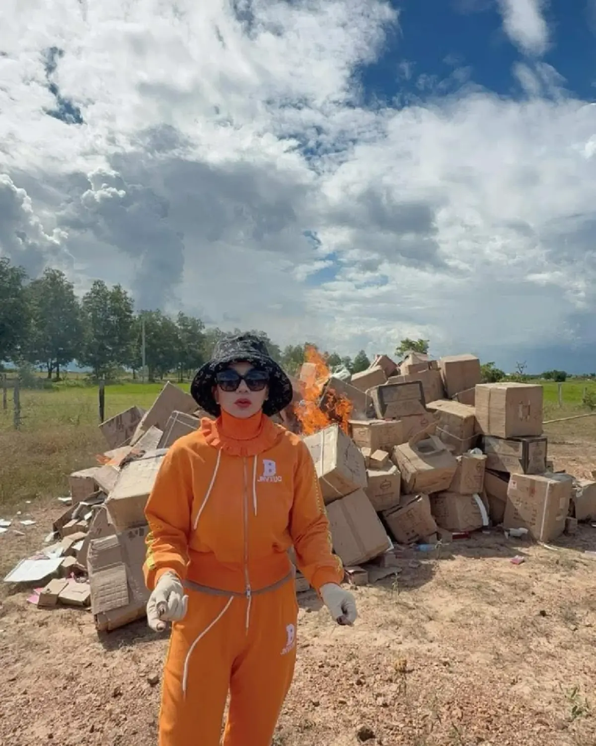 อินฟลูฯ เขมร เผาสินค้าไทย ล่าสุดร่ำไห้ ผัวบอกเลิก ไล่ออกจากบ้าน