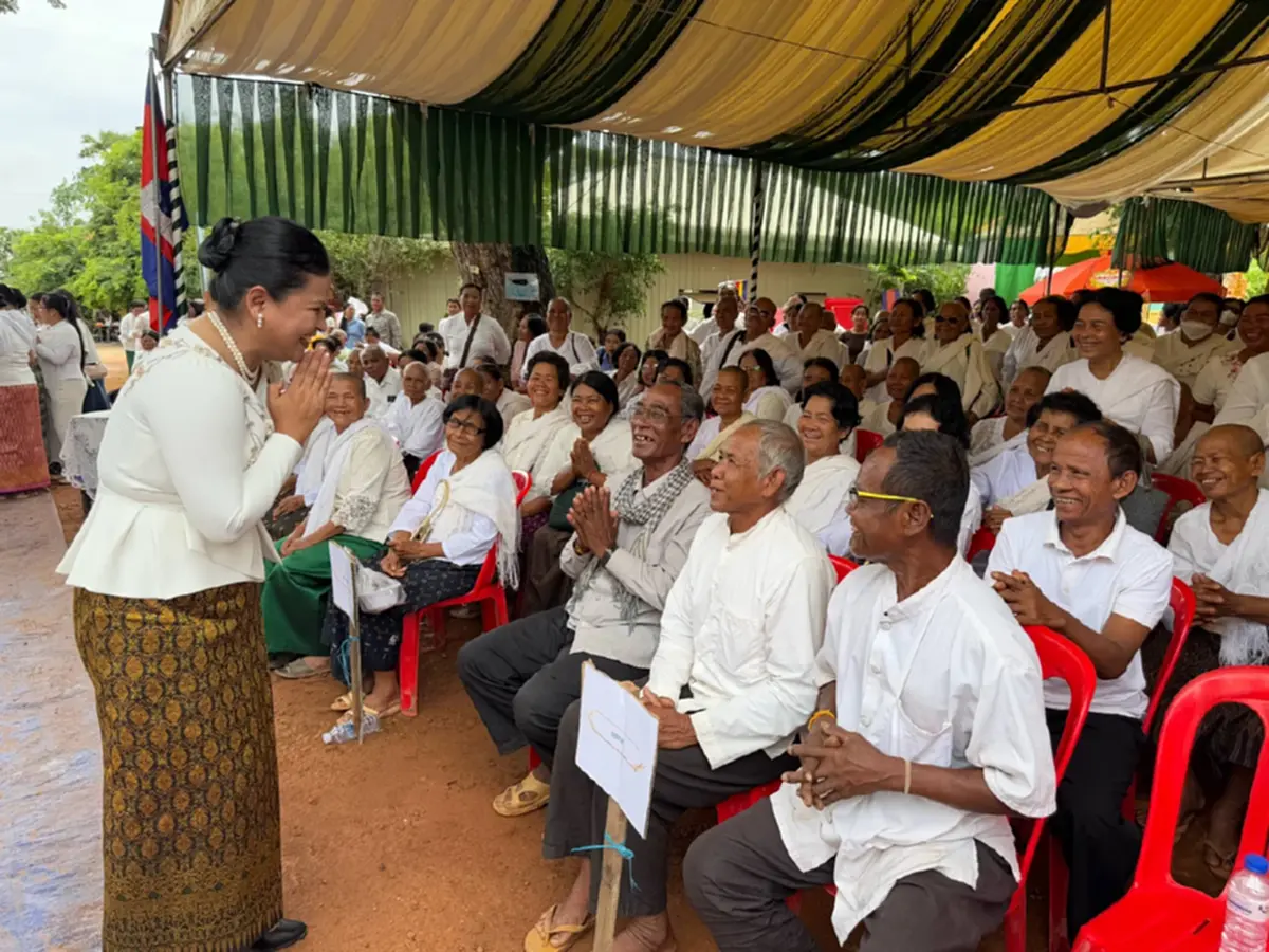 พลโทหญิงมาลี เดินพรมแดงตัดริบบิ้น เยี่ยมชาวบ้านน้ำท่วมกัมพูชา