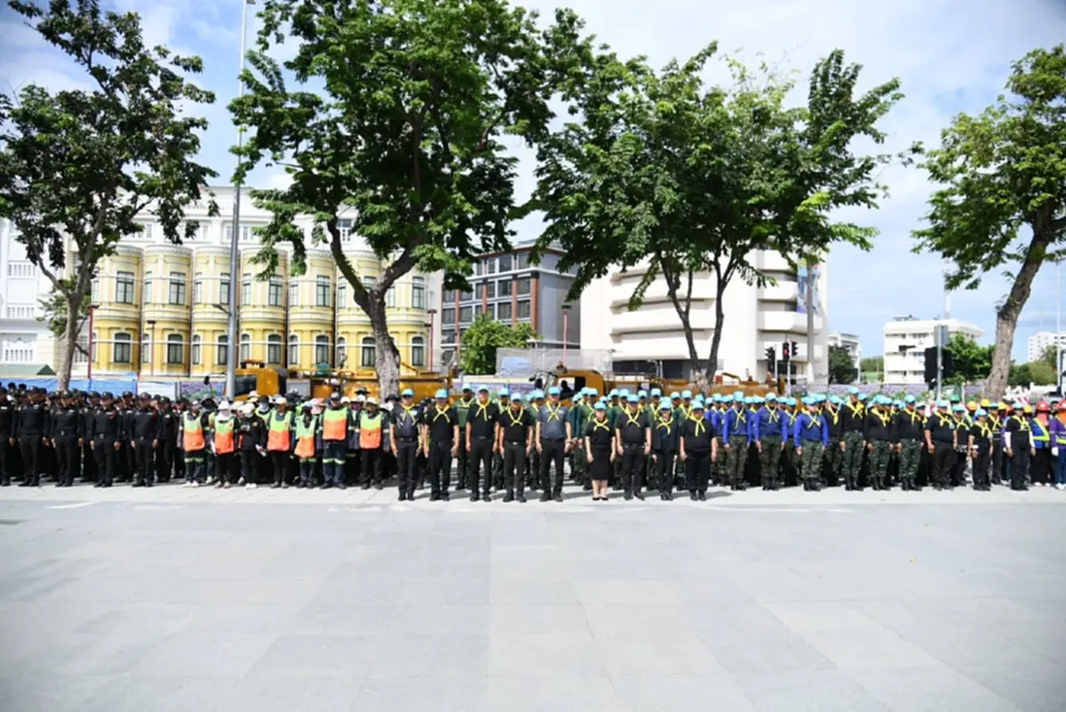 จิตอาสาพระราชทาน เตรียมเส้นทางรับขบวนพระบรมศพ "พระพันปีหลวง"