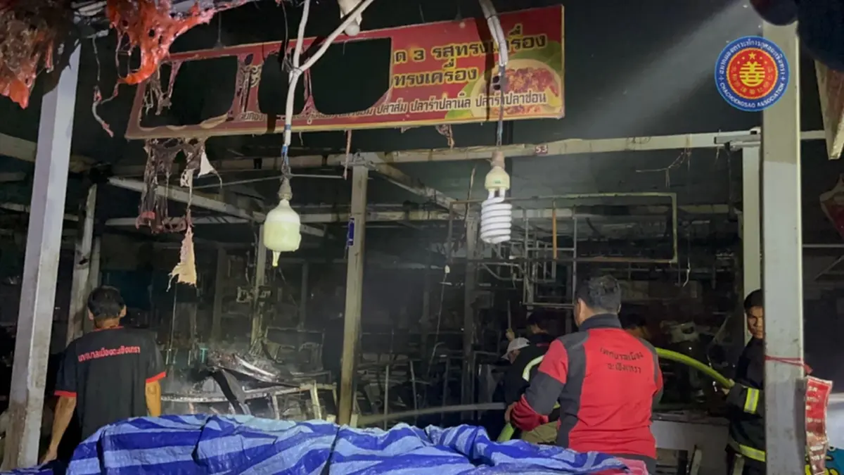 ไฟไหม้ตลาดหน้าวัดโสธร เผาวอดกว่า 30 ร้านค้า พร้อมเผยสาเหตุ