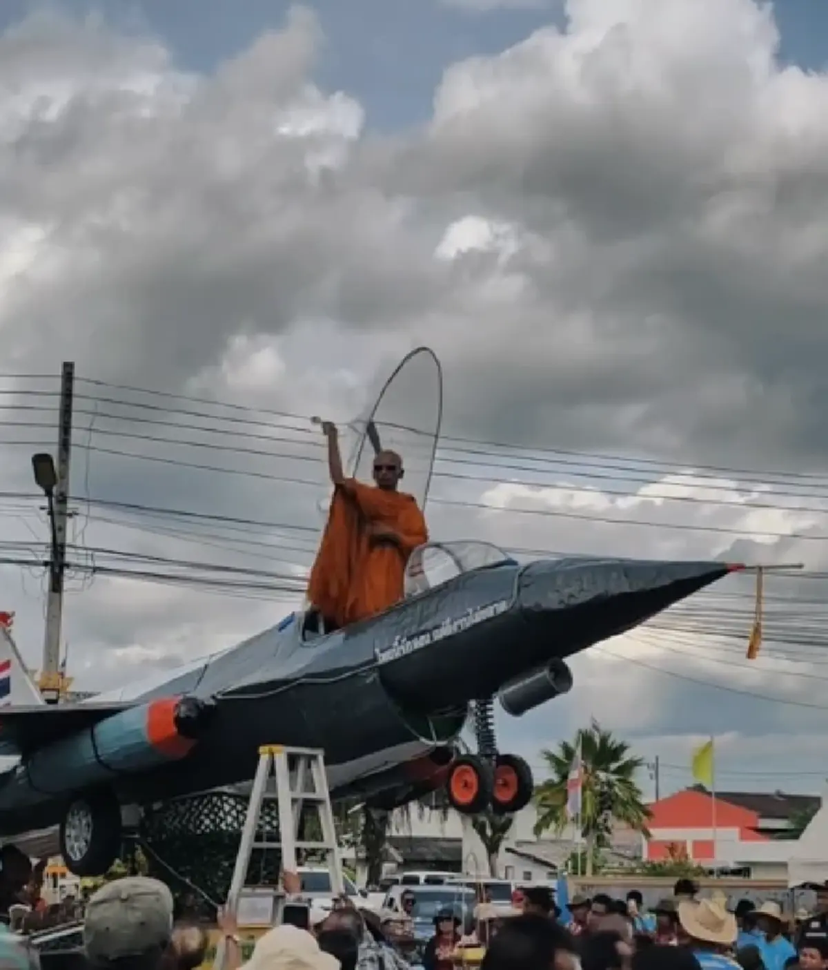 ฮือฮา เรือพระเครื่องบิน F-16 นักเสี่ยงโชคแห่ส่องเลขข้างลำ