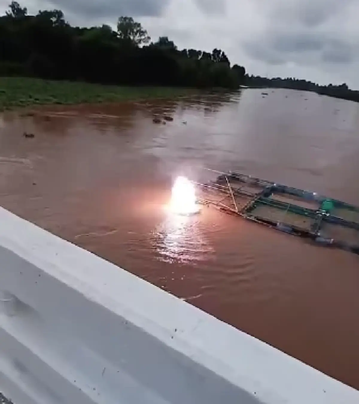 นาทีสลด หนุ่มลอยมากับแพกระชังปลาถูกไฟช็อต ร่างจมแม่น้ำน่าน