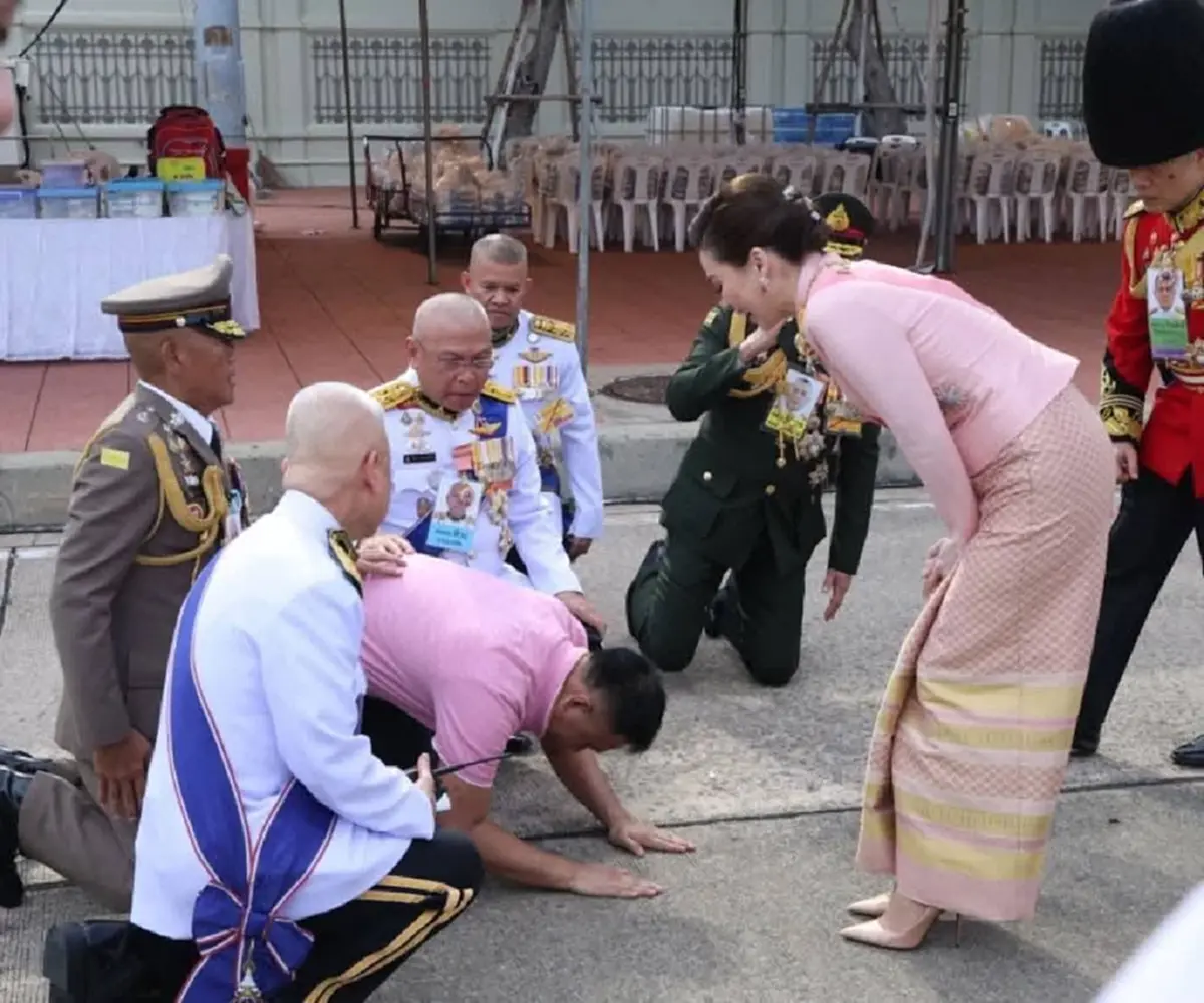 รู้แล้วเป็นใคร ชายปริศนาวิ่งเข้าไปในขบวนเสด็จในหลวง-พระราชินี