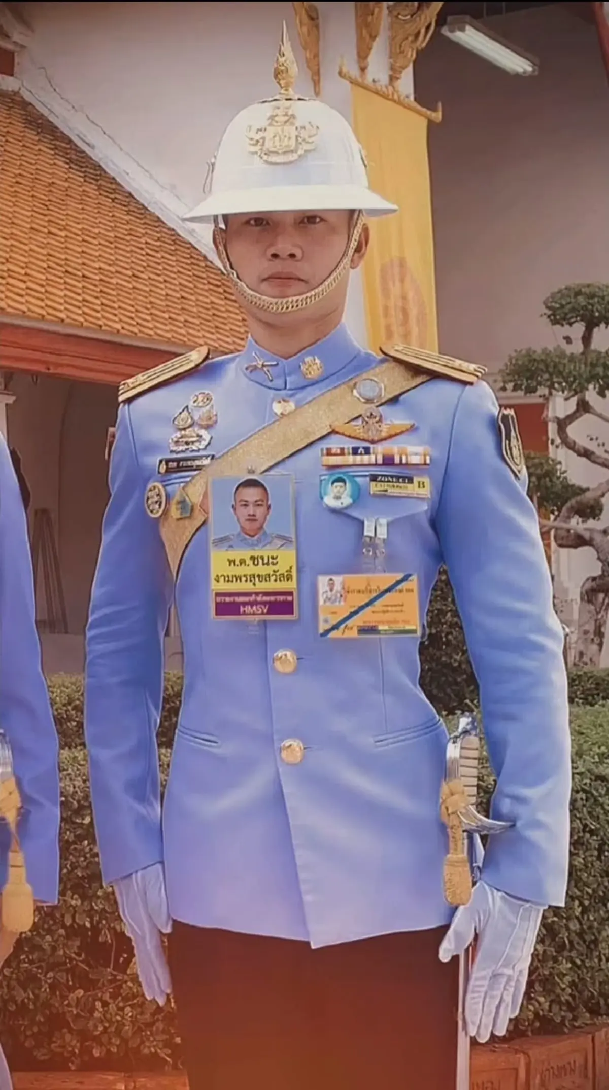 เปิดภาพ นายทหารราชองครักษ์ ผู้ขวางชายเสื้อชมพู ก่อนถึงในหลวง
