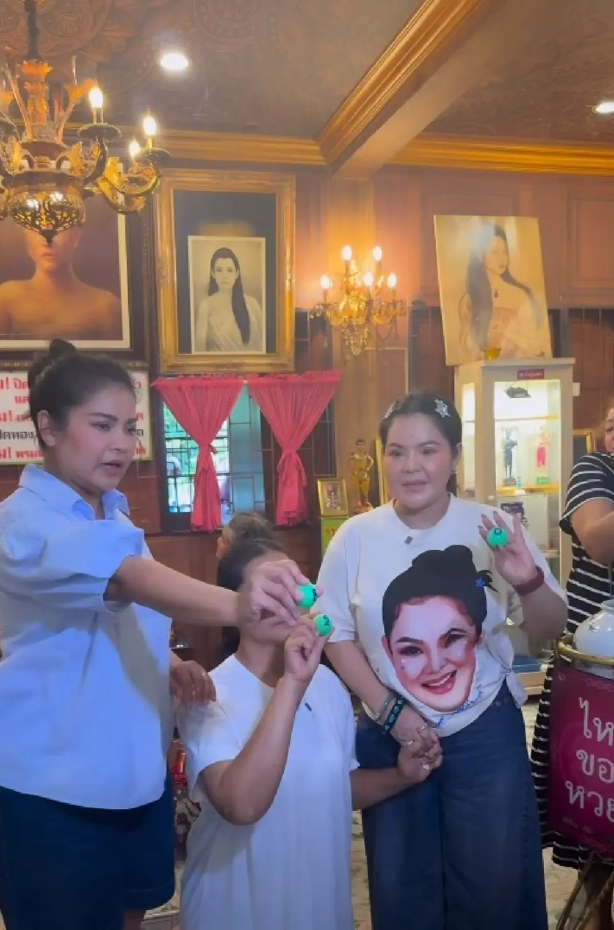 3 เพื่อนซี้ ฮาย-สุนารี-ตั๊ก ไหว้ศาลย่านาค ล้วงไหได้เลขสวย 3 ตัว