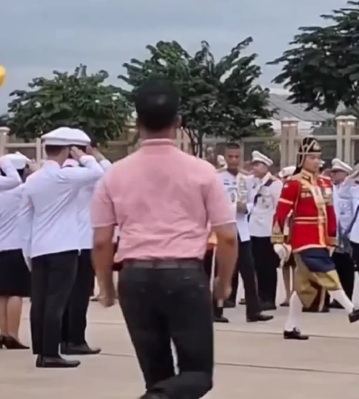 รู้แล้วเป็นใคร ชายปริศนาวิ่งเข้าไปในขบวนเสด็จในหลวง-พระราชินี
