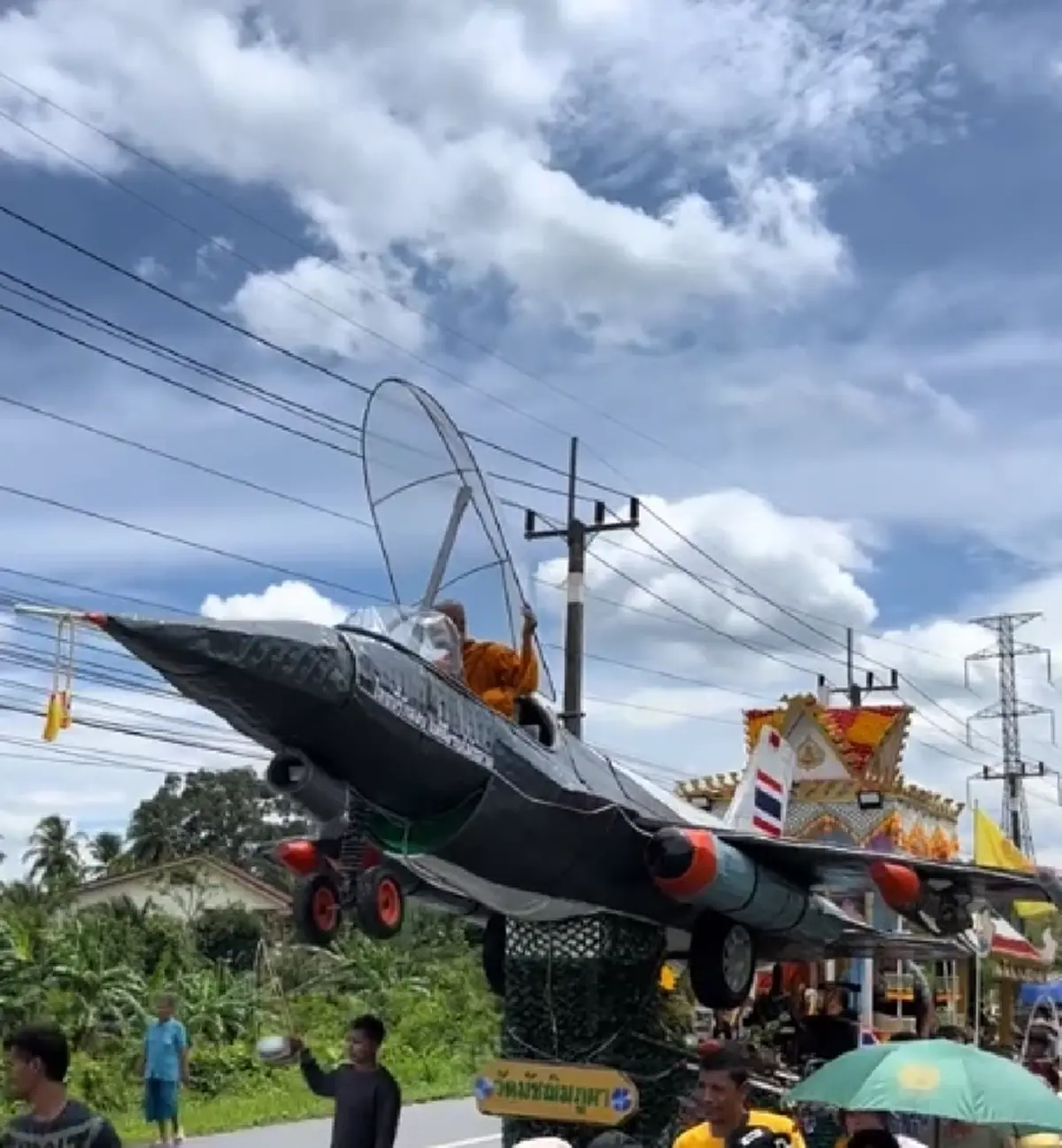 ฮือฮา เรือพระเครื่องบิน F-16 นักเสี่ยงโชคแห่ส่องเลขข้างลำ