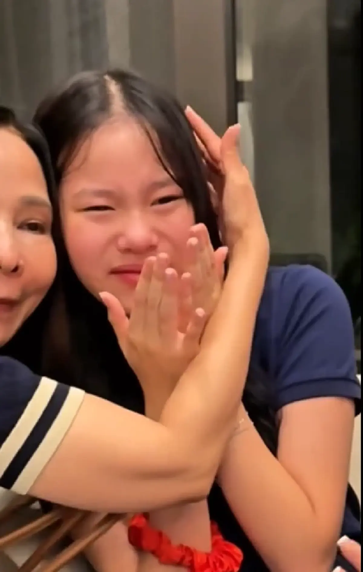 น้ำตาคลอ หนิง ปณิตา จับมือ น้องณิริน พูดเสียงสั่นถึงชีวิต 2 แม่ลูก