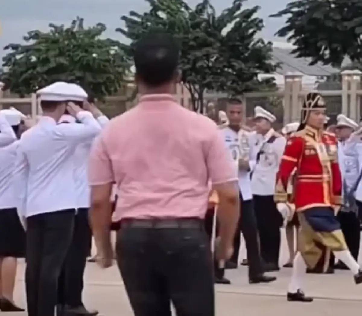 เปิดอาชีพ "ชายเสื้อชมพู" วิ่งเข้าไปในขบวนเสด็จในหลวง-พระราชินี