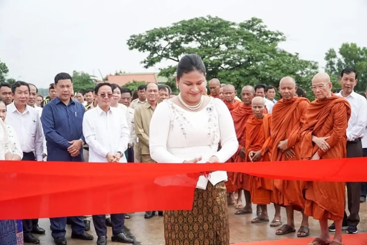 พลโทหญิงมาลี เดินพรมแดงตัดริบบิ้น เยี่ยมชาวบ้านน้ำท่วมกัมพูชา
