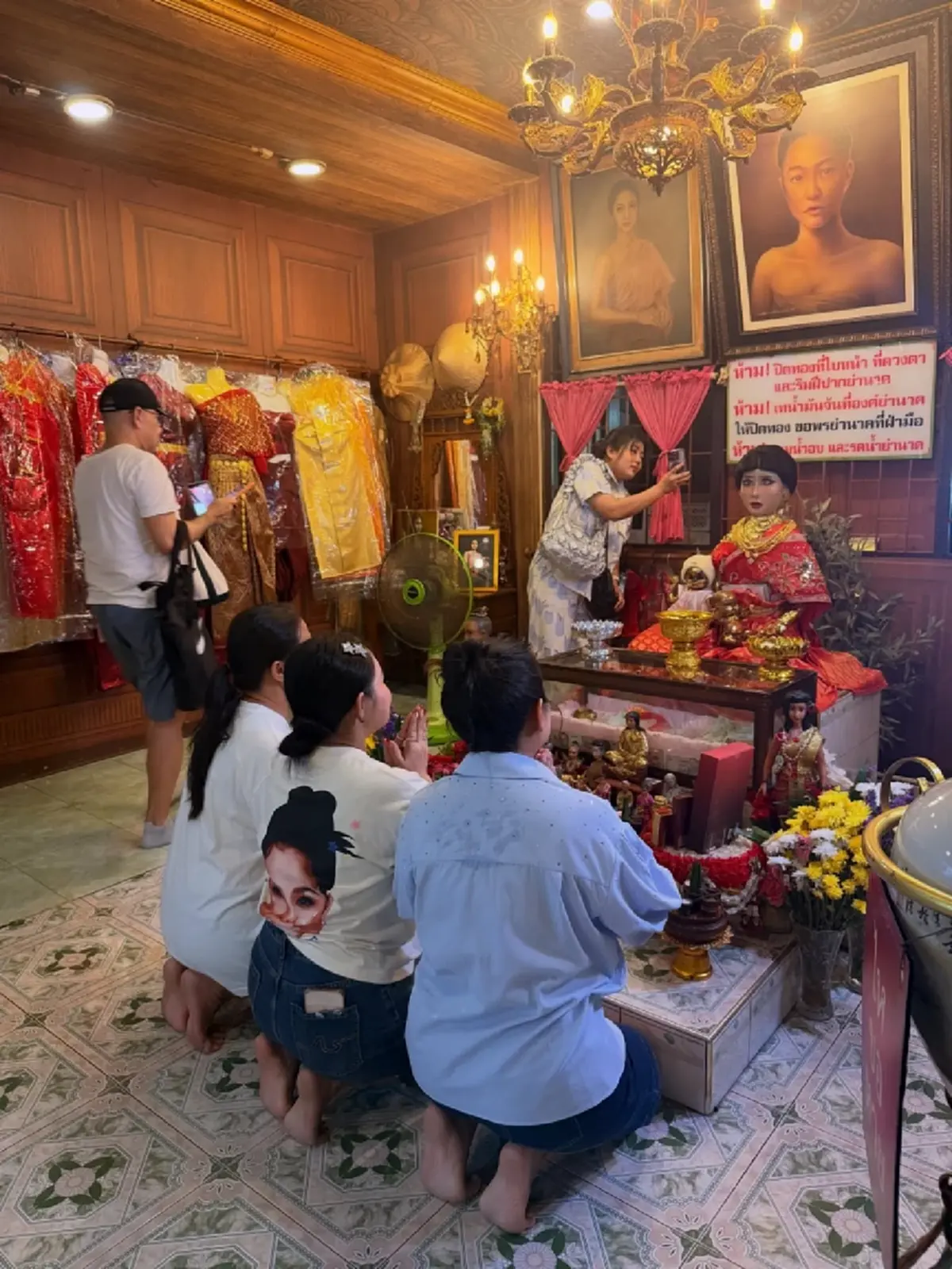 3 เพื่อนซี้ ฮาย-สุนารี-ตั๊ก ไหว้ศาลย่านาค ล้วงไหได้เลขสวย 3 ตัว