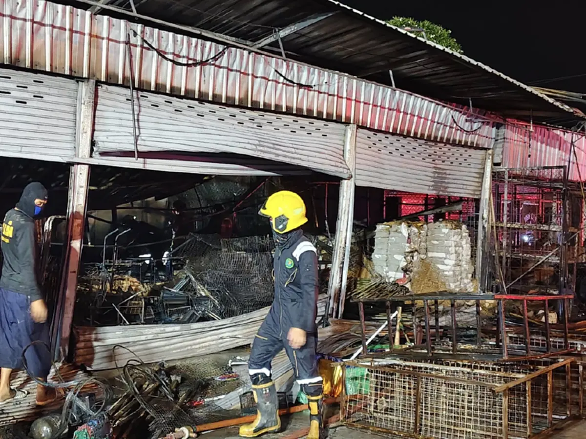 ไฟไหม้ตลาดดัง หลังเพลิงสงบเจ้าของทรุดลงร้องไห้ พบซาก 10 ชีวิต