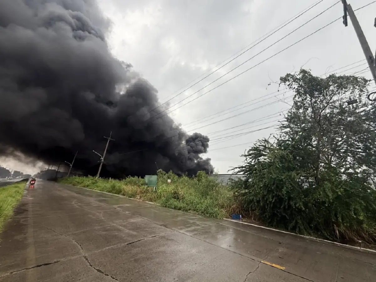 เกิดเหตุเพลิงไหม้โกดังเก็บอุปกรณ์ไฟฟ้า เจ้าหน้าที่ช่วยกันระงับเหตุ จ.ปทุมธานี