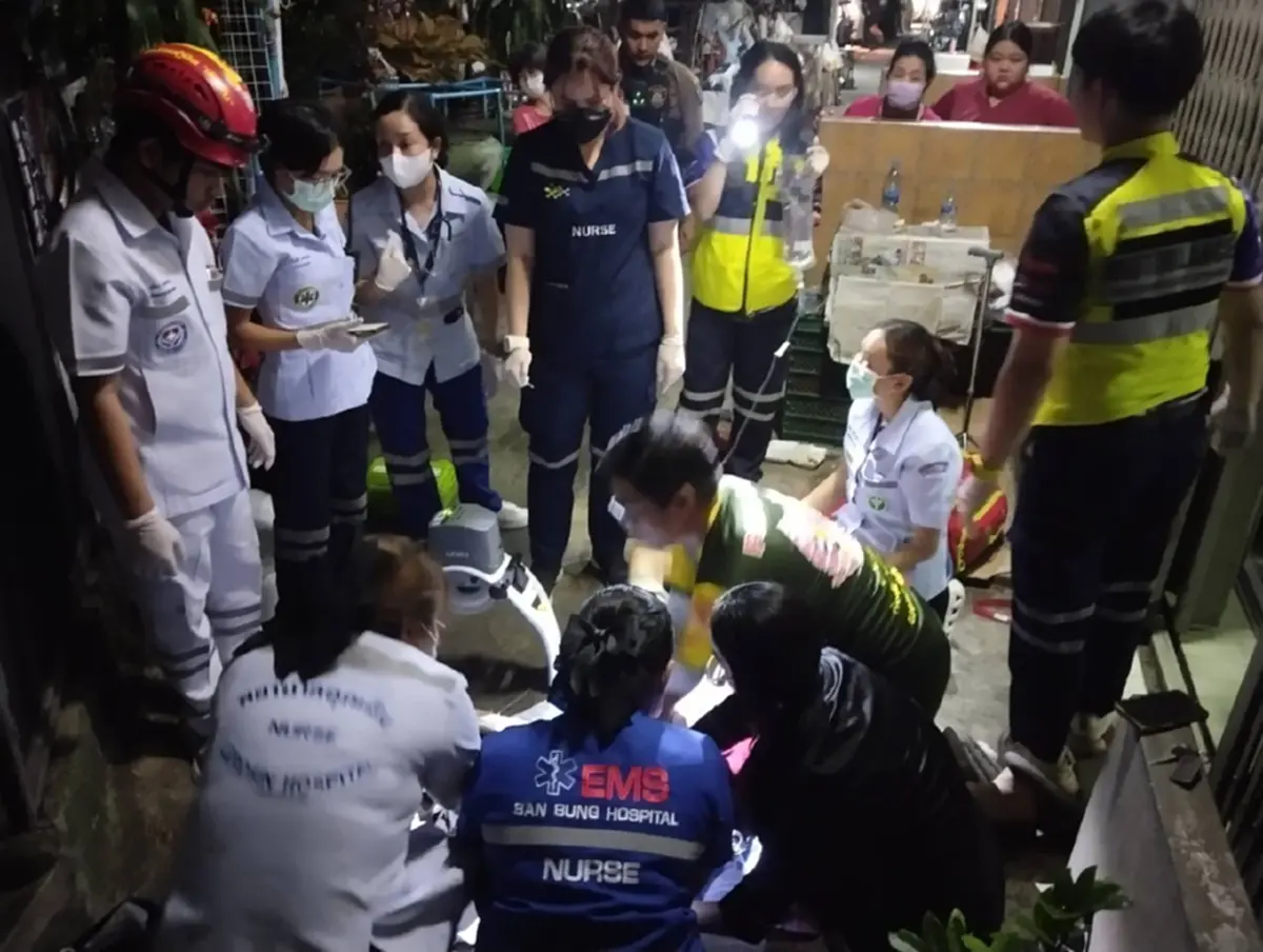 นาทีระทึก 2 สายตรวจปทุมวันยื้อชีวิตคุณตา 72 จนชีพจรกลับมา