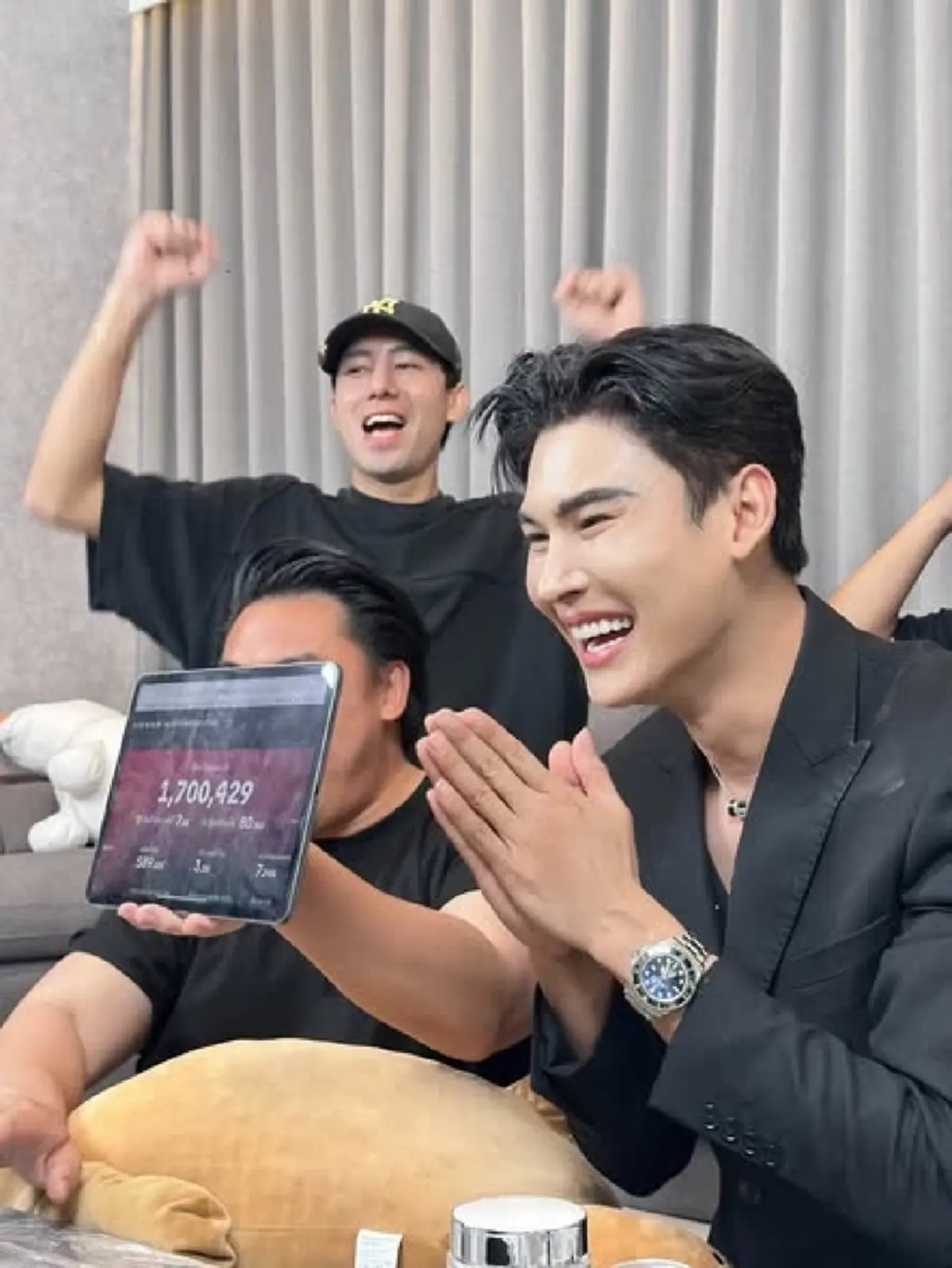 ยอดวันแรก กัน จอมพลัง ไลฟ์ขายของ FC เชียร์ อยากเห็น ณวัฒน์ ร่วมด้วย