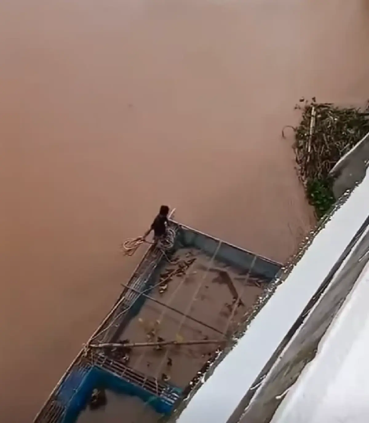 นาทีสลด หนุ่มลอยมากับแพกระชังปลาถูกไฟช็อต ร่างจมแม่น้ำน่าน