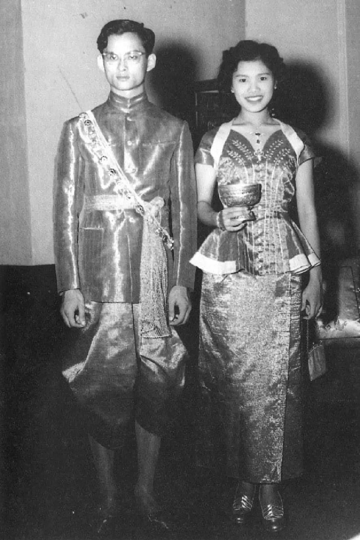 พระราชประวัติ สมเด็จพระนางเจ้าสิริกิติ์ พระบรมราชินีนาถ พระบรมราชชนนีพันปีหลวง