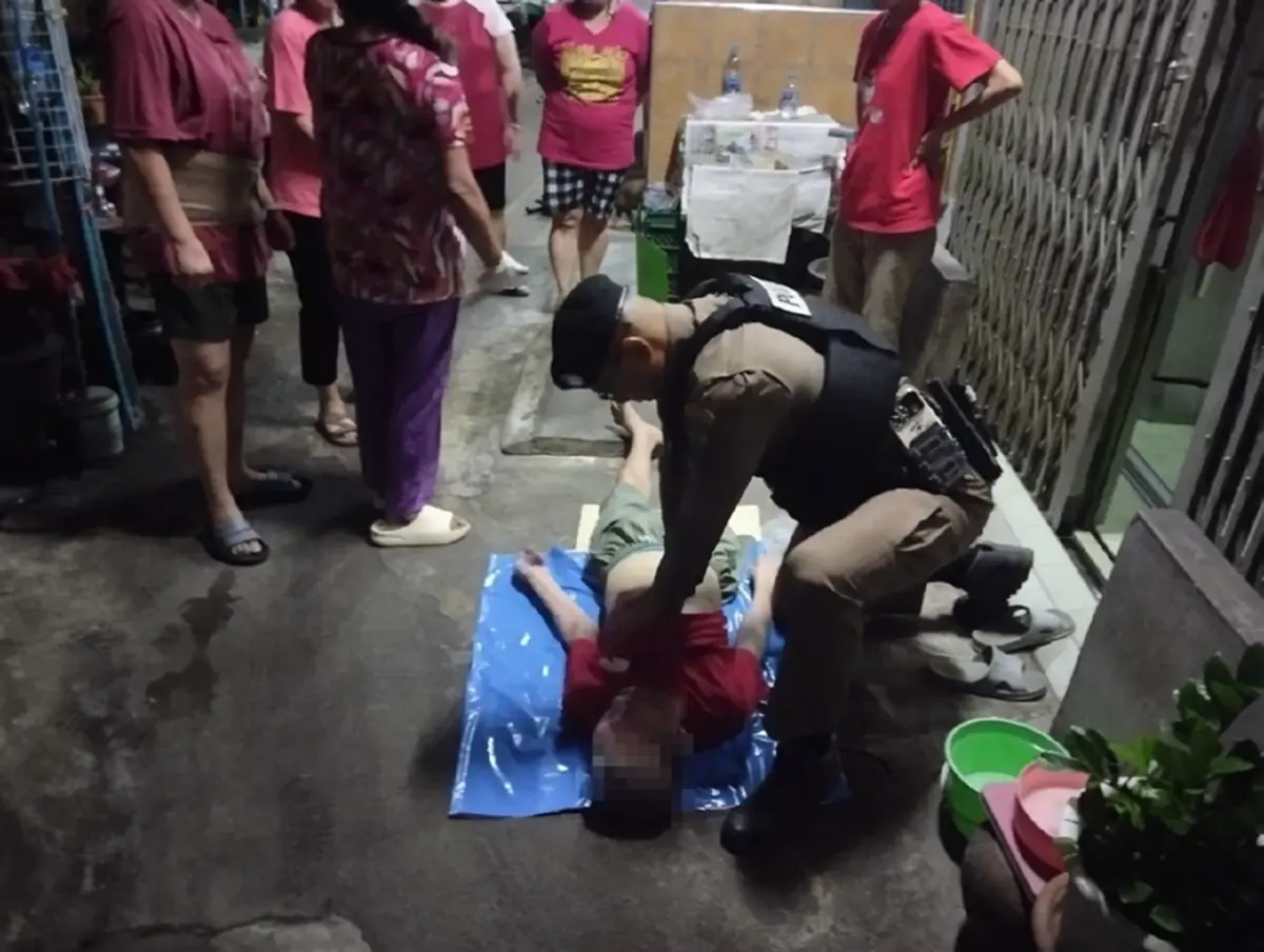 นาทีระทึก 2 สายตรวจปทุมวันยื้อชีวิตคุณตา 72 จนชีพจรกลับมา