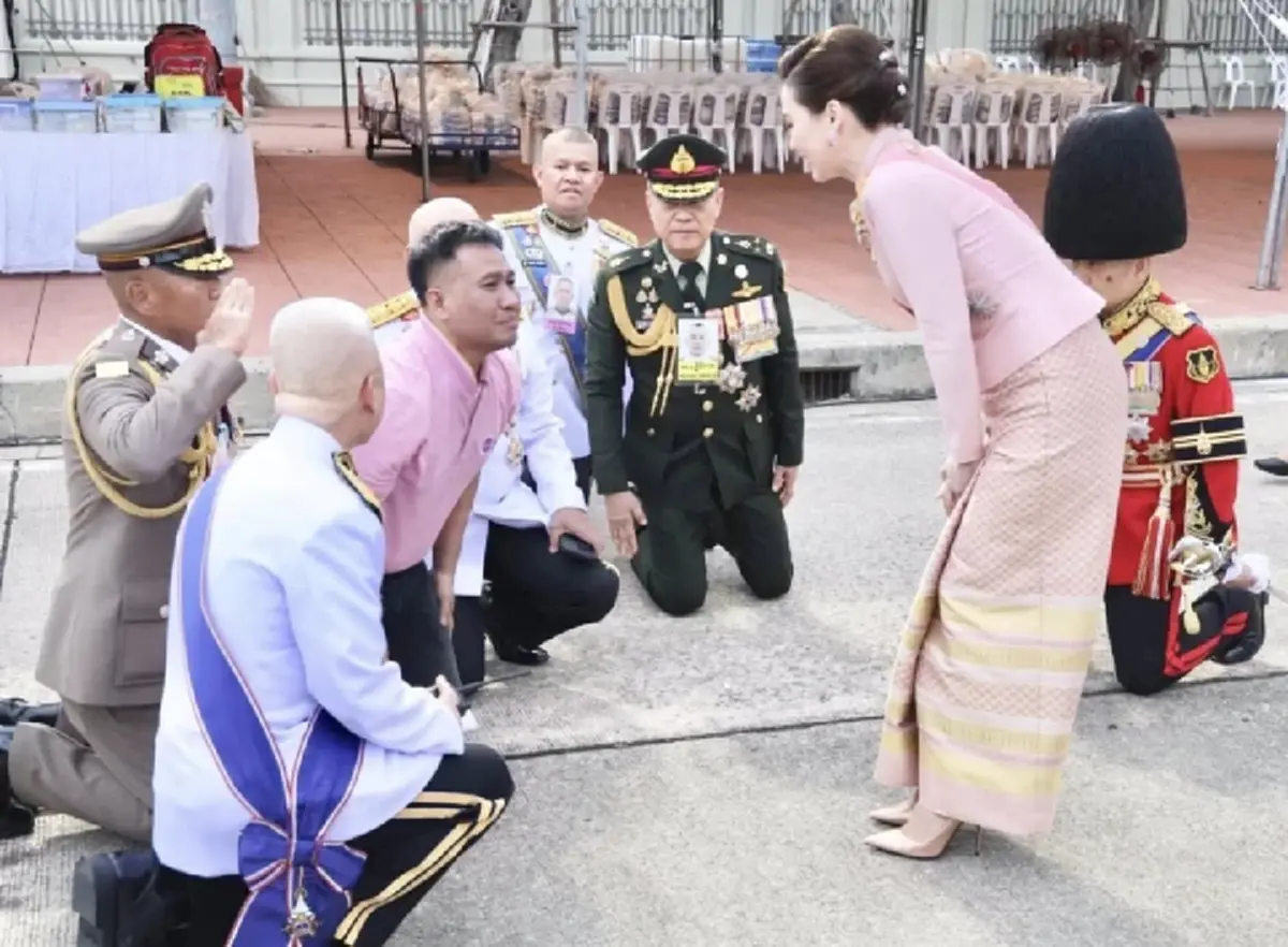 เปิดภาพ นายทหารราชองครักษ์ ผู้ขวางชายเสื้อชมพู ก่อนถึงในหลวง