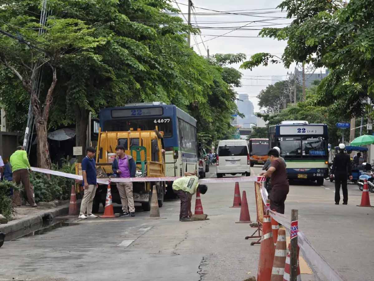 ระทึกอีก บางคอแหลม ถนนทรุดตัว 26 เมตร หน้าการไฟฟ้ายานนาวา 