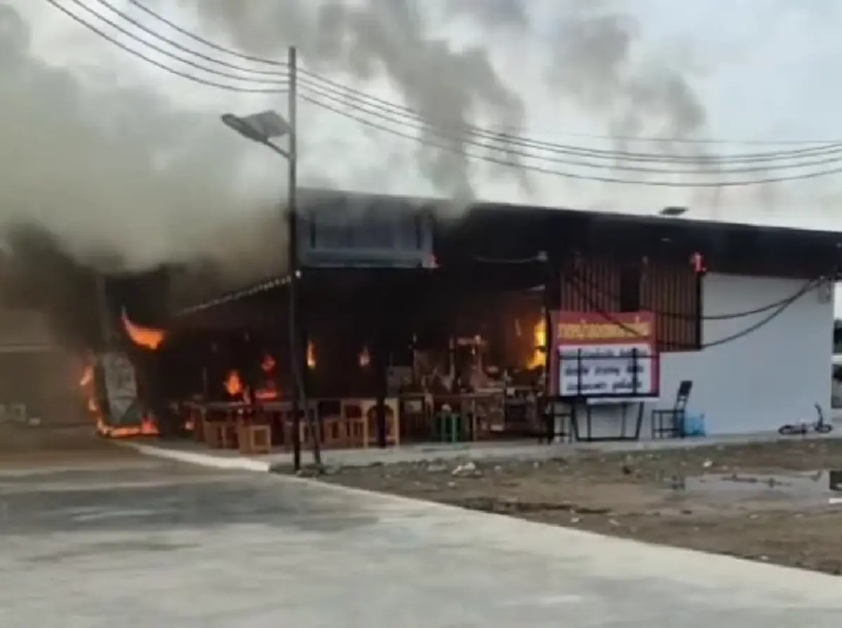 เหตุเพลิงไหม้ภายในตลาดนัดซอยแพรกษา เสียหาย 6 ล็อก เจ็บ 1 ราย