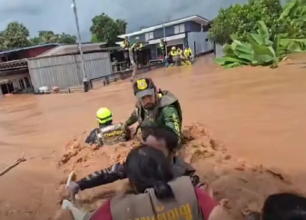 ระทึก บิณฑ์ บรรลือฤทธิ์ เรือล่มพลิกคว่ำ ขณะช่วยน้ำท่วมอุตรดิตถ์