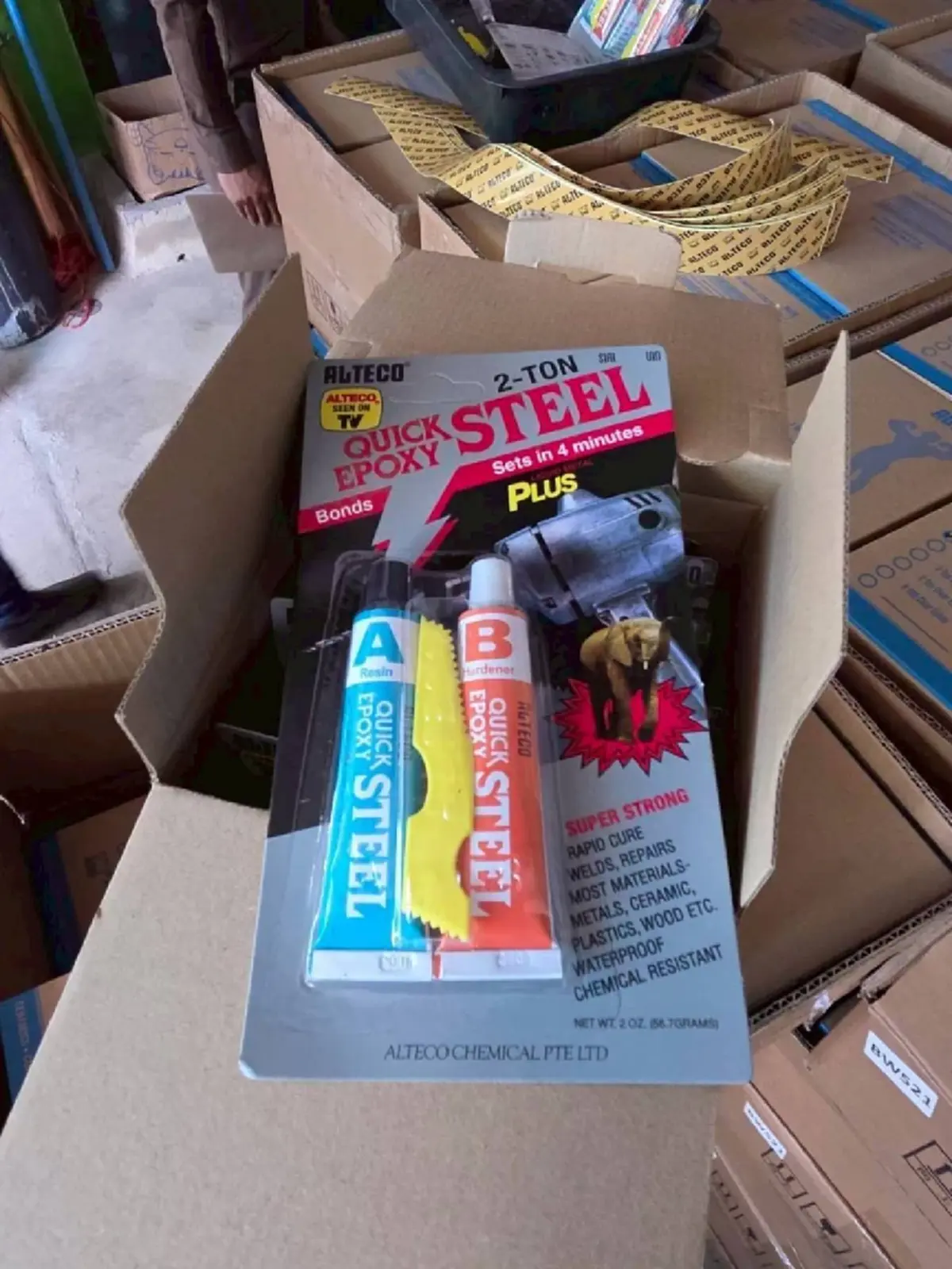 CIB ทลายแหล่งปลอมกาวตราช้าง ยึดของกลางกว่า 21,894 ชิ้น