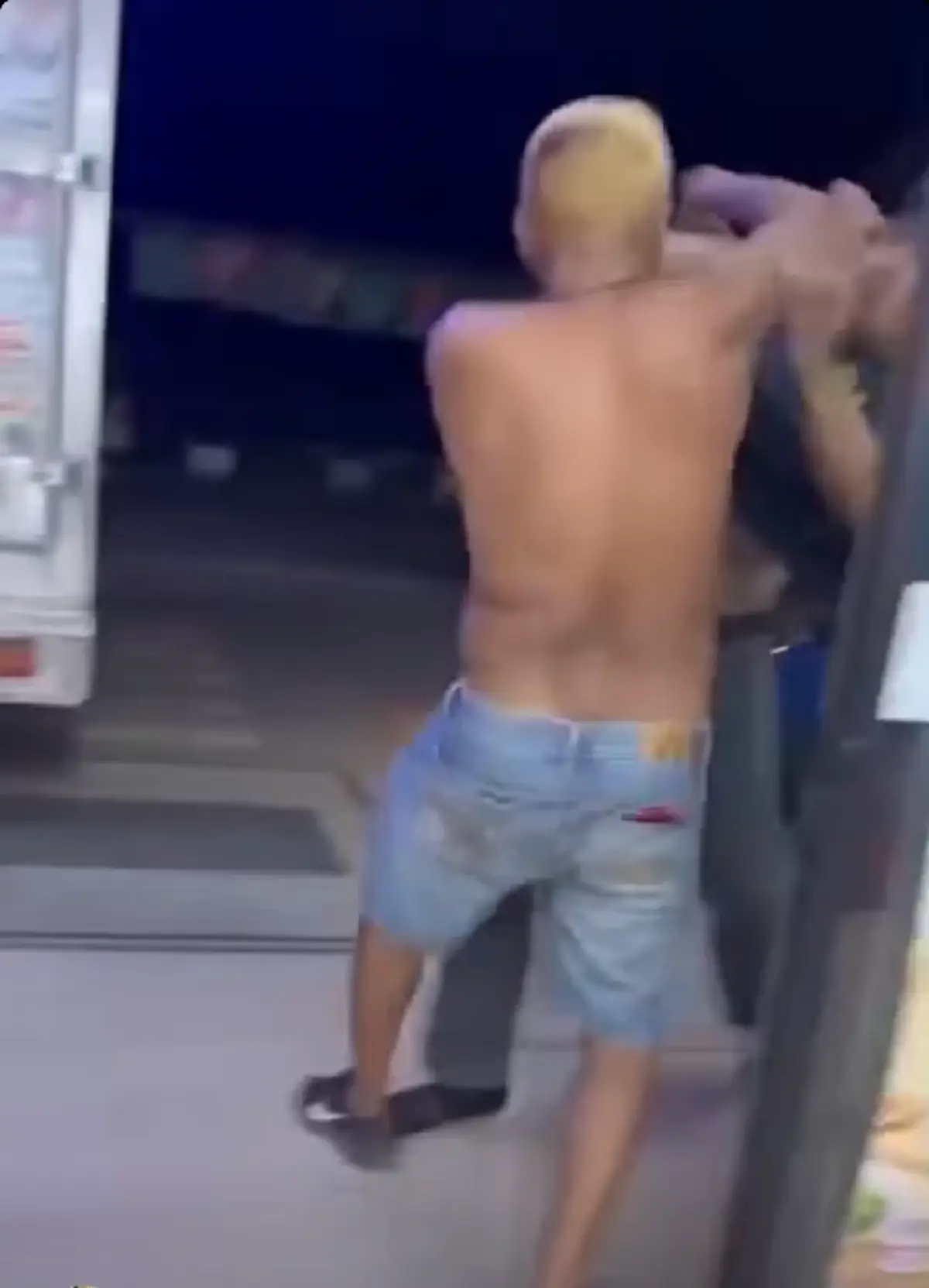 กำปั้นอดีตแชมป์โลกชาวไทย เมาหนักแลกหมัดวัยรุ่น สุดท้ายจบไม่สวย