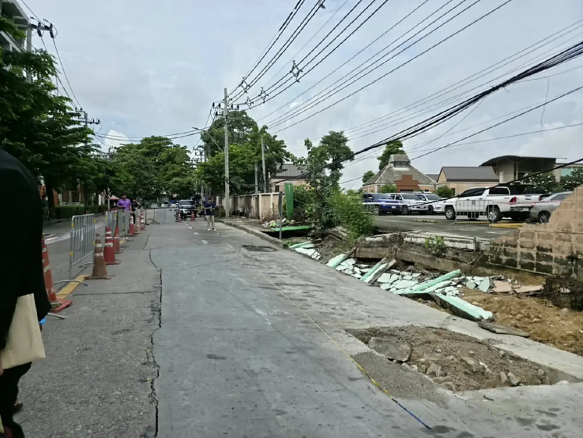 ระทึกอีก บางคอแหลม ถนนทรุดตัว 26 เมตร หน้าการไฟฟ้ายานนาวา 