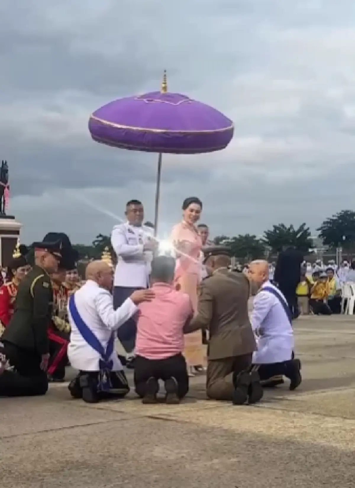 รู้แล้วเป็นใคร ชายปริศนาวิ่งเข้าไปในขบวนเสด็จในหลวง-พระราชินี
