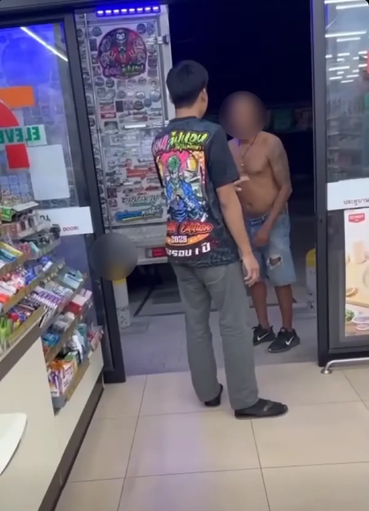 กำปั้นอดีตแชมป์โลกชาวไทย เมาหนักแลกหมัดวัยรุ่น สุดท้ายจบไม่สวย