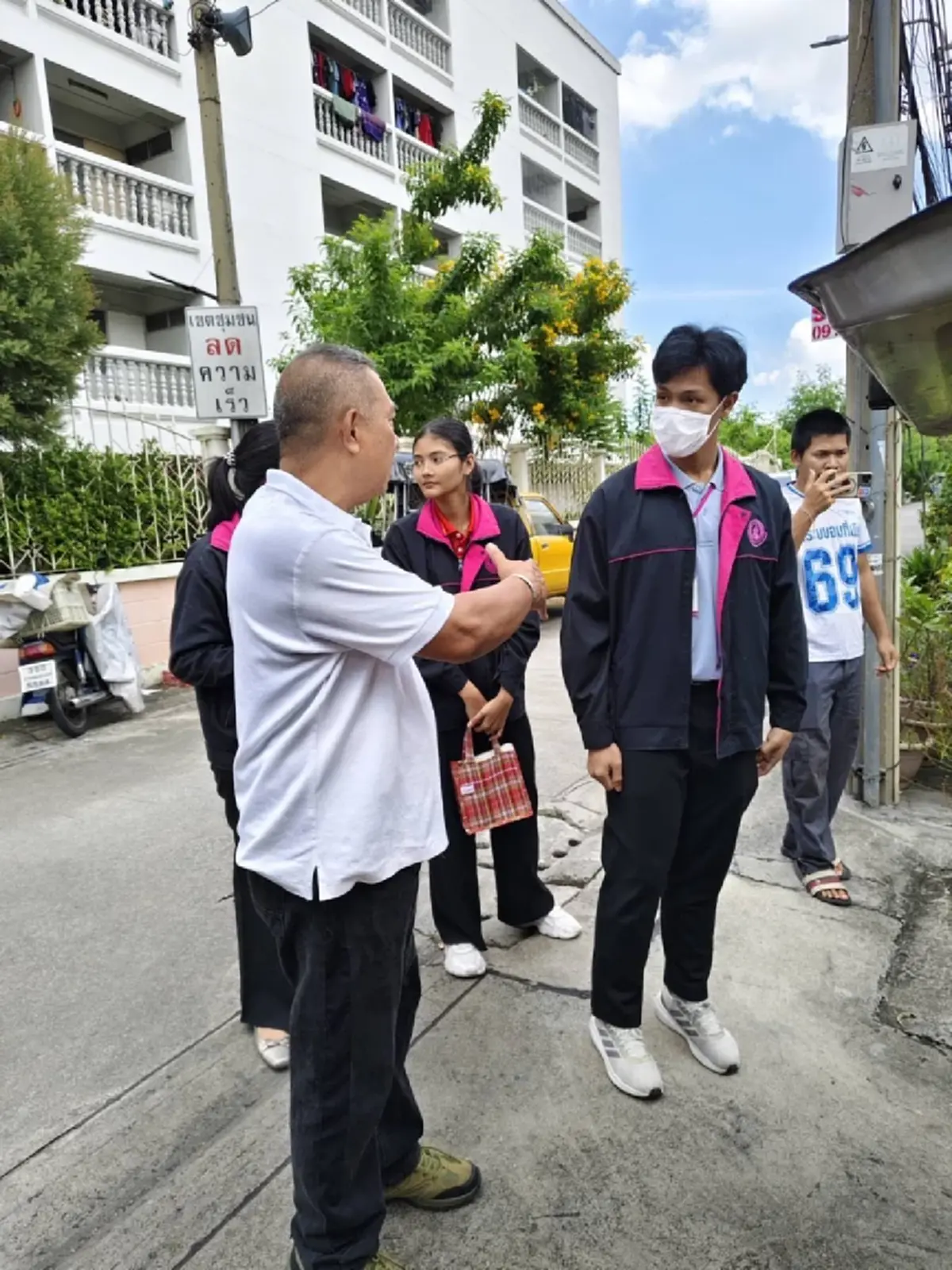 สุดใจดำ ลูกเมียขับรถพาคุณตา วัย 80 มาทิ้งให้อดอยากข้างถนน