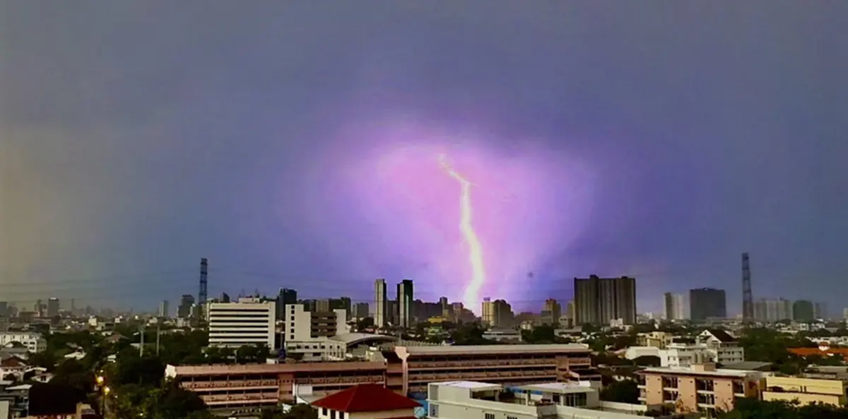 เตือน 38 จังหวัด ฝนถล่มหนัก พร้อมจับตาพายุลูกใหม่ \"พายุแมตโม\"