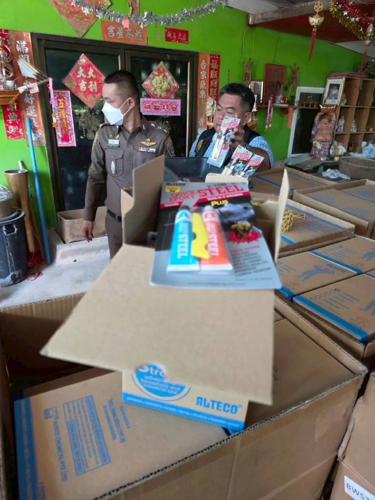 CIB ทลายแหล่งปลอมกาวตราช้าง ยึดของกลางกว่า 21,894 ชิ้น